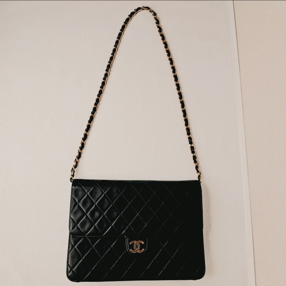 Authentic Preloved Chanel vintage medium flap bag - Picture 13 of 17